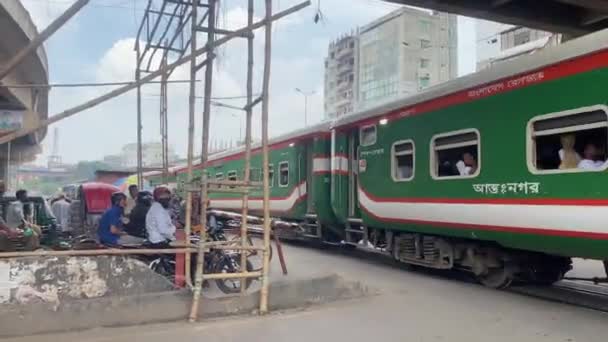 Einheimische Warten Der Dhaka Unterführung Bangladesch Auf Vorbeifahrende Intercity Züge — Stockvideo