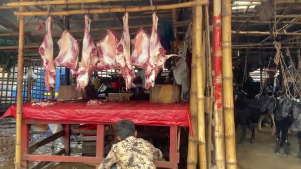 生山羊肉挂在外面 锅里狂欢 山羊等着被宰杀 — 图库视频影像