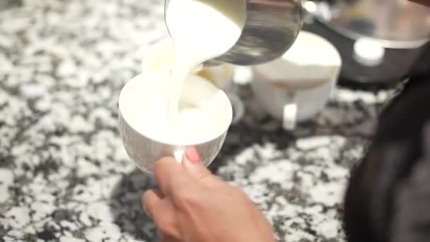 コーヒーショップエスプレッソマシン牛乳とカプチーノコーヒーの準備 — ストック動画