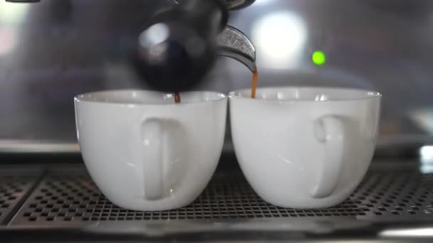 Kaffeestube Espressomaschine Zwei Tassen Heißen Kaffee — Stockvideo
