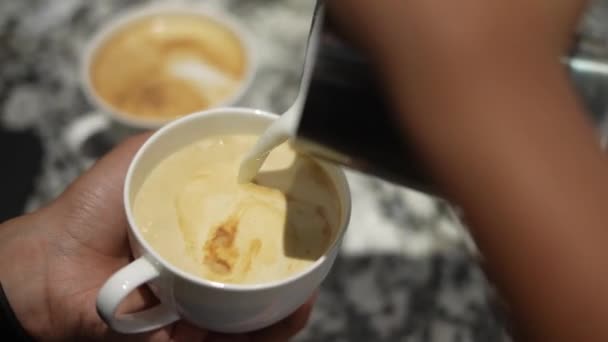 에스프레소 우유를 카푸치노 — 비디오