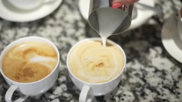 커피숍 에스프레소 계피와 우유로 머그잔 카푸치노 — 비디오
