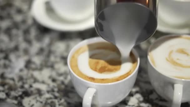 Kaffebutik Espressomaskin Kaffekoppar Med Kanel Och Mjölk — Stockvideo