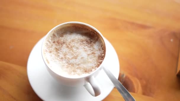Kaffeestube Espressomaschine Kaffeetassen Auf Dem Tisch Mit Löffel — Stockvideo