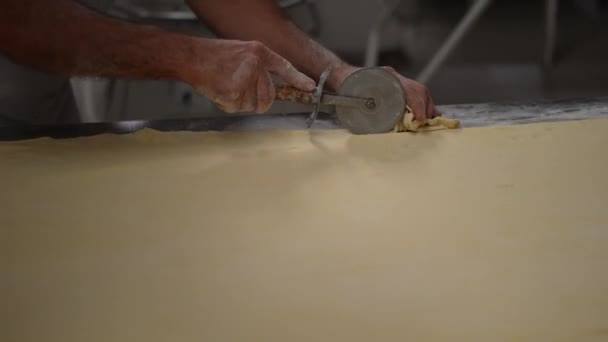 Manos Panadero Panadería Artesanal Panadería Haciendo Pan Pastelería Amasar Masa — Vídeo de stock