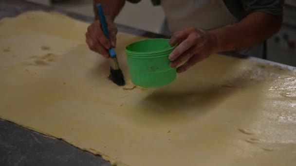 Panadería Artesanal Panadería Haciendo Pan Pastelería Amasar Masa Huevo Con — Vídeo de stock