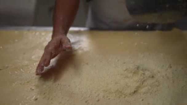 Handwerksbäckerei Bäcker Der Brot Und Gebäck Backt Teigkneten Käse Teig — Stockvideo