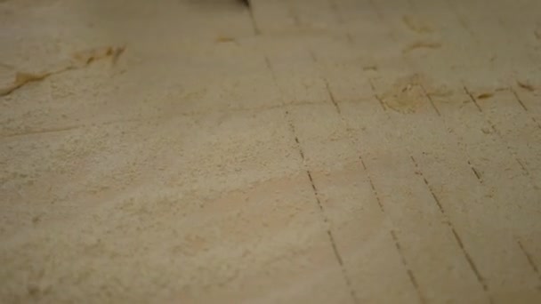 Řemeslná Pekárna Pekař Pečící Chléb Pečivo Hnětení Těsta Krájené Těsto — Stock video