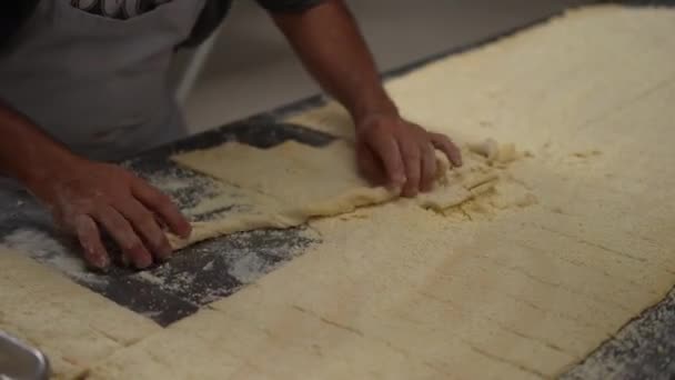 Řemeslný Pekař Plíseň Pečivem Hnětení Chleba Pekařství Ruční Výroba Pekařská — Stock video