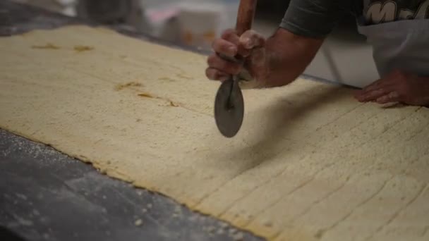 Ambachtelijke Bakkerij Bakker Die Brood Gebak Maakt Deeg Kneden Gesneden — Stockvideo