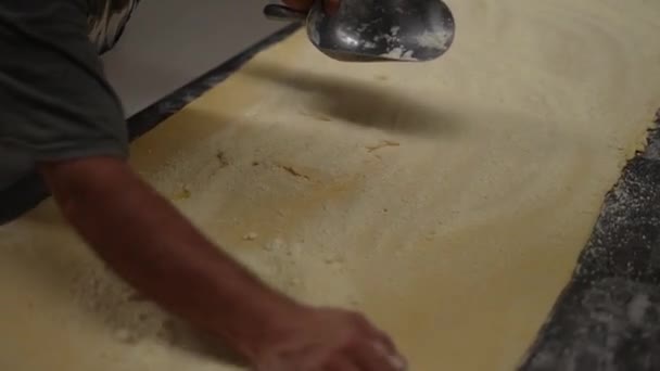 Řemeslná Pekárna Pekař Pečící Chléb Pečivo Hnětení Těsta Krájení Těsta — Stock video