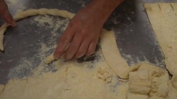 職人のパン屋さんペストリーパン屋さん手作りパン屋さんチーズ練り生地 — ストック動画