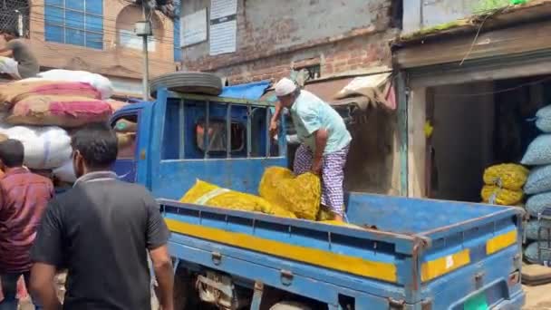Arbeiter Aus Bangladesch Stehen Hinter Einem Geparkten Kleinen Blauen Lkw — Stockvideo