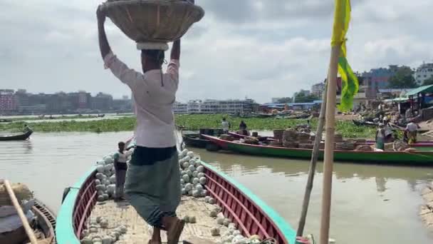 Man Bär Korg Med Varor Ombord Båten Buriganga Riverbank Bangladesh — Stockvideo