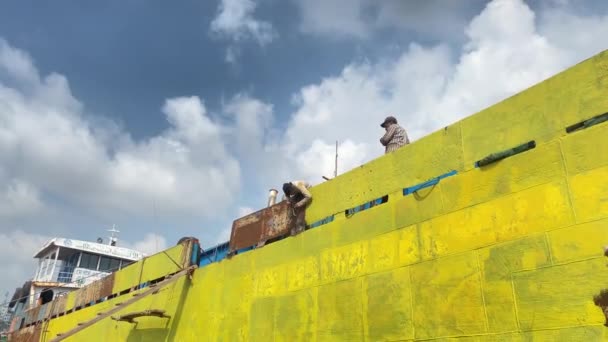 Mirando Los Trabajadores Del Muelle Bangladesh Inclinados Sobre Costado Nave — Vídeos de Stock