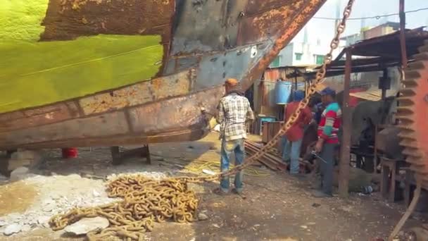 孟加拉国码头工人看到一艘船在干船坞里撞破了船壳 — 图库视频影像