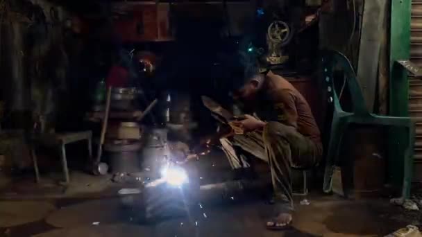 Young Male Worker Arc Welding Gear Shaft Στο Εργαστήρι Στη — Αρχείο Βίντεο