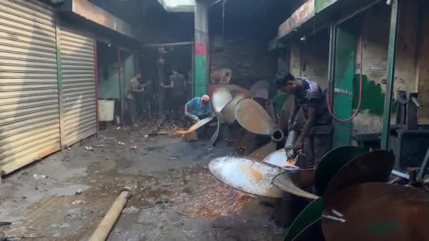 Disparo Trabajadores Masculinos Cortando Metal Con Antorcha Empuñadura Taller Durante — Vídeos de Stock