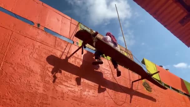 Pracownik Statku Towarowego Siedzący Drewnianej Platformie Bez Wyposażenia Bezpieczeństwa — Wideo stockowe