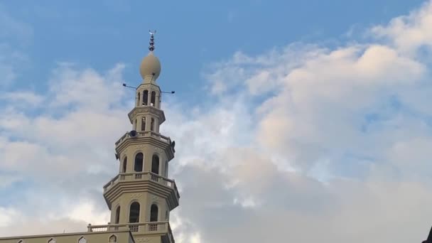 バングラデシュ ダッカ 日のモスクミナレット塔の低角度ビュー — ストック動画