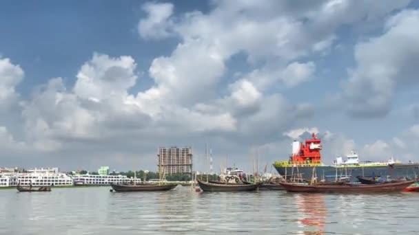 孟加拉国达卡Buriganga河 渔船和住宅大楼 白天天空壮观 — 图库视频影像