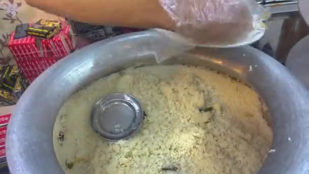 Şçi Morog Polao Tabağını Tabağa Koyuyor Servis Edilmeye Hazır Tavuk — Stok video