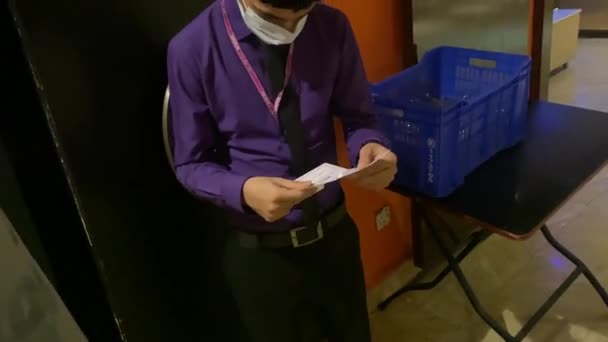 Młody Mężczyzna Pracownik Sprawdzanie Bilety Kina Przed Przekazaniem Okulary Lokalnym — Wideo stockowe