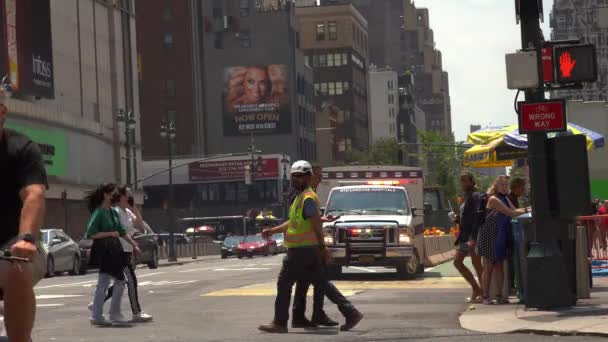 Ambulance Dans Une Rue Animée Manhattan — Video