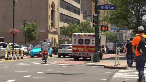Ambulans Livlig Gata Manhattan — Stockvideo