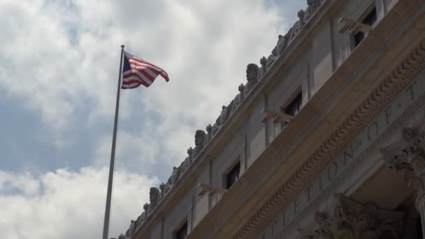 Bandiera Americana Che Erge Sopra Vecchio Edificio Manhattan — Video Stock