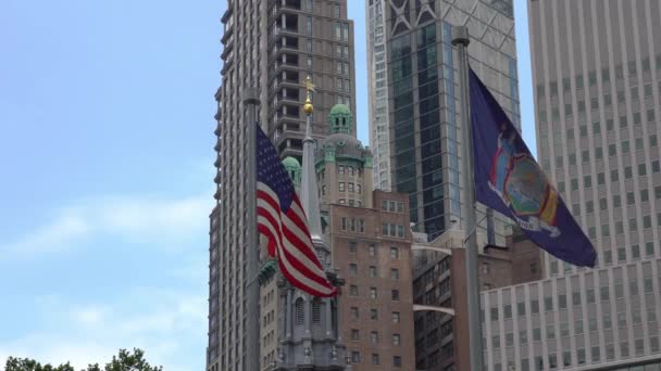 Amerikaanse Vlag Staatsvlag Van New York Tegen Achtergrond Van Skyline — Stockvideo