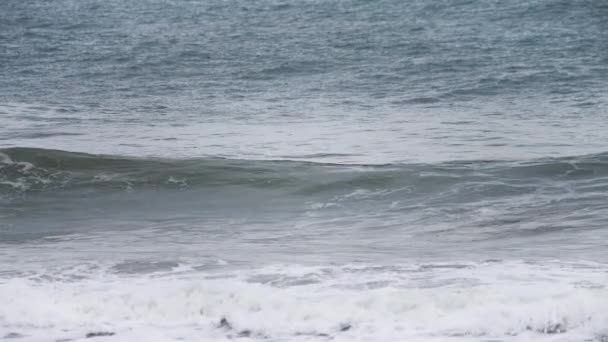 Vlna Vln Tvoří Zpomaleném Pohybu Břehu Temně Modrým Oceánem Sebou — Stock video