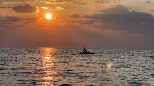 ペダルボートで人々の美しい黄金の夕日とシルエットと太陽の海のパスで泳ぐ テッサロニキ近くのNeoi Epivatesからの眺め — ストック動画
