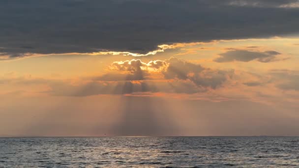 Altın Güneş Işınları Denizin Üzerindeki Bulutların Arasından Çıkar Selanik Yakınlarındaki — Stok video