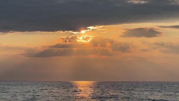 Bulutların Üzerinde Altın Güneş Beliriyor Deniz Üzerinde Güneş Yolu Selanik — Stok video