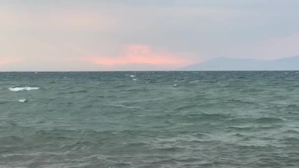 Ventoso Mar Olas Con Vista Montaña Fondo Pastel Vista Desde — Vídeo de stock