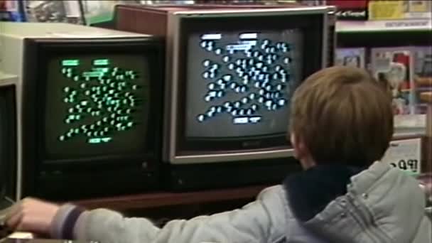 1984子供が店舗でレトロゲームをプレイ — ストック動画