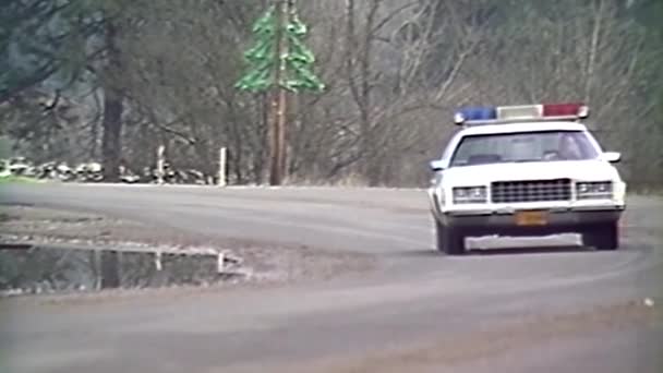 1984 Oregon Staat Beleid Auto Die Weg Rijden — Stockvideo