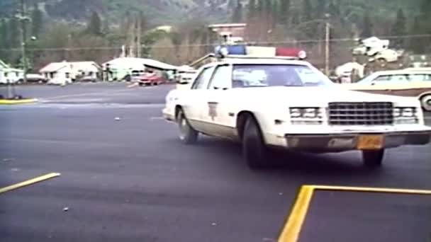 1984 Oregon State Police Car Driving Away — Vídeo de Stock