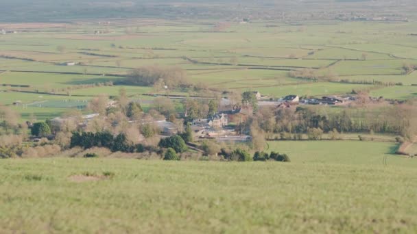 从Glastonbury Tor塔山到英国农村 可以看到小村子 — 图库视频影像