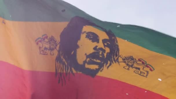 Wind Bewegt Eine Rastafahne Mit Bob Marley Darauf — Stockvideo