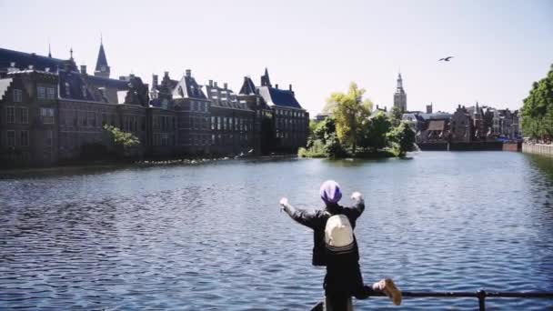 Задний Вид Человека Поднимающего Руки Перед Парламентом Гааги Замедленная Съемка — стоковое видео