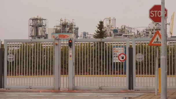 ドルドレヒト デュポン化学工場への金属製入口ゲート — ストック動画