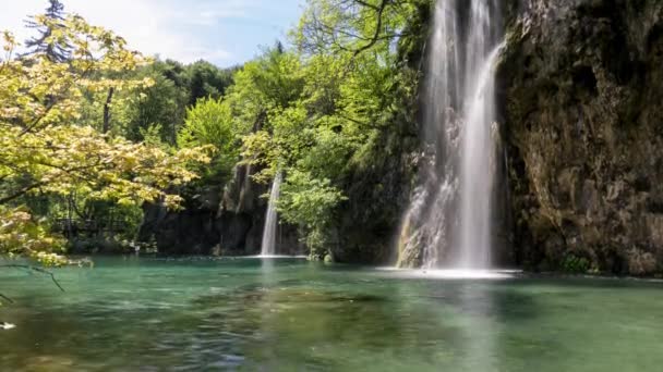 Ein Schöner Wasserfall Fällt Auf Einen Grünen See Statischer Weitschuss — Stockvideo