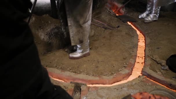 鋳造鋳造鋳造ファウンドリ労働者は 地下金型に溶融青銅を導く — ストック動画