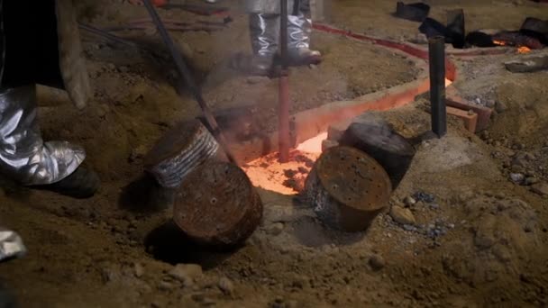 伝統的な鋳造所の地下の鐘型に流れる溶融ブロンズ — ストック動画