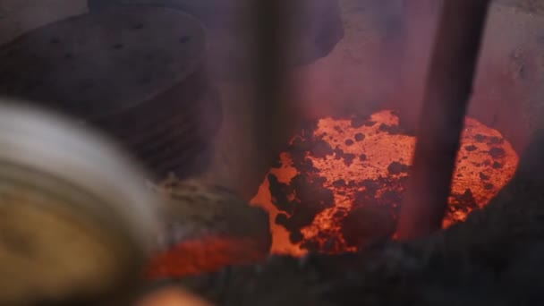 鋳造鐘の鋳造における液体青銅の鋳造における溶融金属のプール — ストック動画