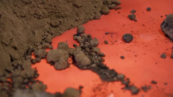 噴水の赤い熱い泡状の液体溶融金属 閉じる — ストック動画