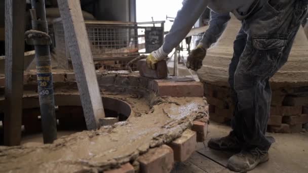 Dělník Stavební Cihlové Jádro Formy Hlínou Pro Odlévání Bronzového Zvonu — Stock video