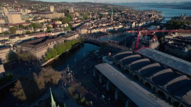 Zürich Tågstation Antenn Drönare Vid Gyllene Timme Stiger Över Stadsbilden — Stockvideo